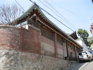On my way to see the hanok (traditional Korean houses) in Bukchon